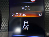 【横滑り防止】ハンドル操作や滑りやすい路面を走行中、横滑りを感知すると自動的に車両の進行を保つよう制御!