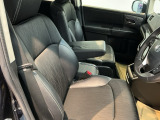 アームレストは、運転中の腕をしっかりと支えることで、疲労を大きく軽減してくれます。