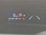 【HUD(ヘッドアップディスプレイ)】運転者がよそ見せずに速度表示等の情報が確認できるよう、運転中の視線の先であるフロントガラスにその情報を投影します