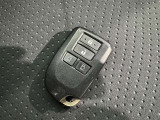 スマートキーをポケットやバッグに携帯していれば、キーを取り出すことなくドアハンドルを握り解錠、ドアハンドルのセンサーに触れるだけで施錠できます。
