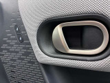 センターコンソールの前方に2個並んで配置されているのが特徴です。MINIのアイコンである「丸」のモチーフが落とし込まれており、手の届きやすい位置で使いやすいです。