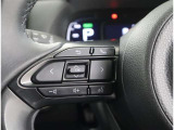 ハンドルの左側のスイッチは携帯電話のBluetoothとペアリング設定をしておけばハンズフリー通話ができるスイッチ&オーディオの切り替え・選局・音量調整の操作ができます。