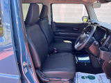 [フロントシート]インパネにシフトが付いているので足元広々!運転席から助手席の移動も楽々♪どちらからでも乗り降り出来るので、狭い場所の乗り降りも楽ちんですよ♪