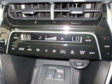 左右独立温度コントロールフルオートエアコンです。運転席、助手席それぞれで独立して温度設定ができます。