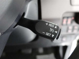 クルーズコントロール機能付きです。走行中に先行車の様子を検知しながら、設定した車速の範囲内で先行車との距離のキープを支援します。詳細は販売店スタッフまでおたずねください。