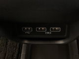 セレクトレバーの下に、スマートフォンなどの充電可能なUSB端子が2個、音源などの外部入力の可能なUSB端子が1個ついています。移動中に充電もできるので便利です。
