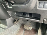 運転席の膝前には、アンダートレーが付いています。お財布やスマートフォンが置けて便利です。