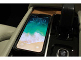 携帯電話を置けば、スマートフォンチャージャーにより充電可能です。