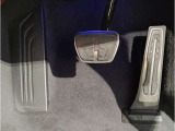【ペダルレイアウト】安全上最も重要なブレーキペダルを右足正面に配置。アクセルペダルは吊り下げ式では無くフロアに配置したオルガン式を採用。接地面が点ではなく面で接する為疲れにくく、踏み間違い防止にも貢献