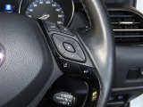 ステアリングスイッチ付きで、運転中に視線を前に向けたまま操作できます。