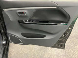 【運転席ドア】収納ポケットがあります。
