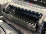 小物が収納できる運転席側インパネアッパーボックス。 ボックス内にはUSBソケットが一口。