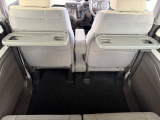 【シートバックテーブル】車内の後席で飲食をしていただけるコンビニフック付きシートバックテーブルを装備!お子様などの食事や時には宿題などもしていただけます☆
