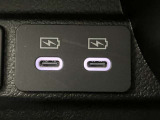 【USB電源ソケット】スマートフォンの充電などに便利な2口のUSB電源ソケットを装備。