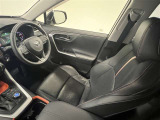 運転席は8WAYパワーシート!最適なドライビングポジションに調整できます!電動ランバーサポートで運転時の腰の負担を軽減できます!