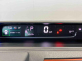 車両の前後左右に搭載した4つのカメラにより、車を真上から見ているような映像を表示。運転席から確認しにくい車両周囲の状況を把握できます。