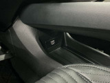 【HDMI接続端子】スマホやメディア端末をつなぐことで、車内のディスプレイで高画質な動画・音楽・ゲームを直接楽しめます。車内がまるで自分専用のプライベートシアターやエンタメ空間に早変わりします。
