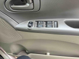 運転席アームレストに電動格納式ミラーがついており便利です