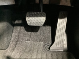 マツダ車の共通するポイントに前輪を前に出し運転席足元スペースを広げたこと!これによりホイールハウスが邪魔にならずにドライバーの中心線を基準とした位置へのペダル配置が可能となりました!