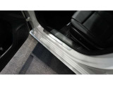 メルセデスジャパンが定めるサーティファイドカー(認定中古車)として登録を致しますので、納車時にはタイヤやバッテリー等も規定以下の数値であれば、整備代金を頂かず、無償で交換となります。ご安心下さい。
