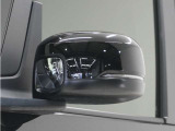 ◆ドアミラーウインカー◆ドアミラーにウインカーを装備しています。対向車に自身の進行方向を合図し安全に運転できます。