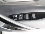 ここ最近のお車には、標準装備になりますが、パワーウインドの操作スイッチです。小さな子供さんが触っても動かせない、ウインドロック機能もあって安心ですよ(^◇^)