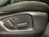 運転席にはパワーシートを装備!シート位置を記憶するメモリー機能付きなのでご夫婦で2名分セットすると便利です♪