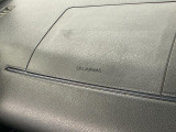 【助手席エアバッグ】SRSエアバッグとはシートベルトの働きを補助して衝突した時に乗員の衝撃を軽減するシートベルト併用式エアバッグ。前面衝突時に瞬時に膨らみ、頭部と胸部の衝撃を軽減します。