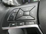 ボリューム調整や選局など、オーディオの基本操作が手元で出来るステアリングスイッチ♪