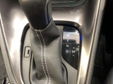 操作しやすいATシフトです。シフトチェンジを気にしなくてよいので運転だけに集中できますね。自然と手に届くところにある、手になじむ形状のシフトノブがいいですね。