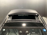 ルーフ開放時は後席への巻き込み風を防ぐ、衝立がせりだし車内環境を変えることなく開放感を得られます。