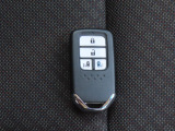 【スマートキー装備】キーを携帯していれば、前席のドアハンドルを握るだけでドアが解錠します。