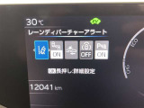 レーンディパーチャーアラートとは車線または走路からの逸脱の可能性を警告すると共に、車線または走路からの逸脱を避けるためのハンドル操作の一部を支援する機能です。詳細は販売店スタッフまでおたずねください。