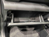 助手席前のグローブBOX等々すぐに出してしまえる便利な収納スペースが備わっています♪