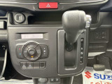 夏でも冬でもお好みの温度に設定しておけば、AUTO ボタンひとつで快適な車内空間へ。風の強さや温度、内外気の切り替えも自動で調整します。