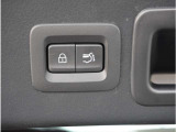 【パワーバックドア】スマートキーや運転席のボタンを押すだけでリアゲートが自動で開閉します。両手に荷物を持っている時や高い位置のバックドアを閉める際に便利な機能です。