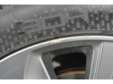 タイヤサイズは225/45R18です。