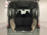 開口部も広く荷物の積み下ろしもしやすいお車となっております。4人乗りでも充分な荷室のスペースがあります。シートの背もたれは5:5の割合で分割して可倒できるので、長いお荷物などを載せることもできます。