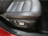 運転席は、電動パワーシート完備です!ドライビングポジションを決めるのも楽々です!