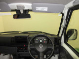 ドライバー目線で、使いやすく安全操作性と良好な視界を実現した運転席です。