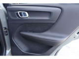 他の車に乗る機会がある度、あらためてボルボのドアの厚みに驚かされます。「バツッ」という開閉音とともに外界とは遮断された静寂が訪れ、「守られている」ことを日々、実感させてくれます。