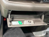 グローブボックス