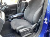 スポーツシートになっておりますので、ドライバーの身体をホールドし、安定したドライビング姿勢をサポート致します。日常的な運転でも、長時間にわたる運転でも快適な姿勢を保つための設計になっております。