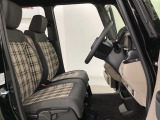 女性でも運転がしやすいように、シートの高さ調整機能(シートリフター)がついています。運転席と助手席の間が空いている為、助手席側への移動がスムーズです。交通量の多い道でも助手席側から乗り降りができます。