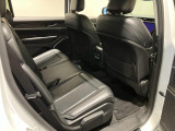 【リアシート】屋根までの高さがある車のため、大人の方でも圧迫感が少なく乗車出来ます。足元は広く取られているため、ゆったりとお乗り頂けます。