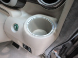 運転席右側のドリンクホルダーです。