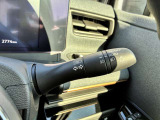オートライト機能付きです♪またハイビームアシストで、先行車または対向車や周囲の明るさなどに応じ、自動的にハイビーム(上向き)とロービーム(下向き)を切り替えます♪