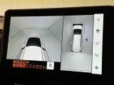 パノラミックビューモニターを装備。駐車場や交差点でクルマを真上から見るように周囲を確認できます。機能の詳細は販売店スタッフまでおたずねください。