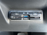 【ETC】有料道路を利用する際に料金所で停止することなく通過できる、ETC車載器(ノンストップ自動料金収受システム機器)が装備されています。セットアップを行うことで利用可能になります。