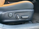 運転する時はドライビングポジションが気になりますよね。パワーシートで座席位置の微調整もしっかりできます。高級感がある装備としても人気があります。